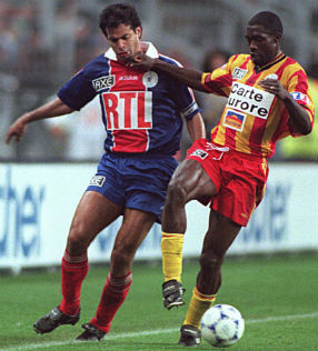 Foé diputa bola com Raí na final da Copa da França em 98 (Pascal Rossignol/Reuters)