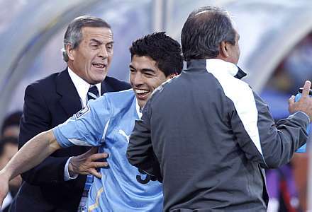 Tabarez comemora o gol com Suárez - Alessandro Bianchi/Reuters