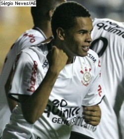 Dentinho comemora o gol 10 mil do Corinthians