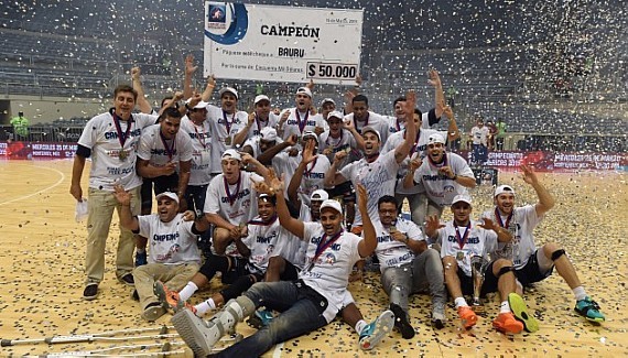 Jogadores do Bauru comemoram o título da Liga das Américas (Gaspar Nóbrega/FIBA Américas)