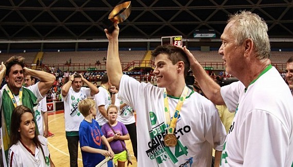Davi Rossetto com o prêmio de MVP da final da Liga de Desenvolvimento (Luiz Pires/LNB)