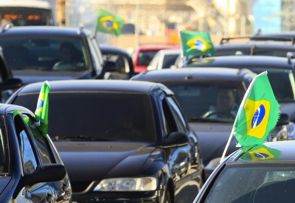 Trânsito verde-amarelo no Viaduto Antártica, em São Paulo, antes do jogo de estreia do Brasil na Copa do Mundo. Foto: Andre Lessa/AE