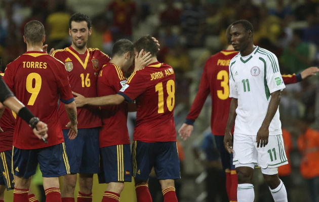 Junto aos companheiros, Jordi Alba comemora seu segundo gol na partida (Oliver Weiken/EFE)