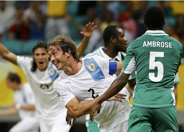 Capitão Lugano comemora gol do Uruguai (Jorge Silva/Reuters)