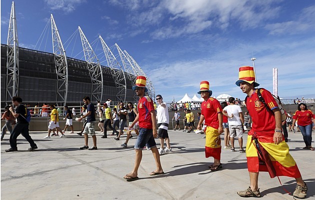 Após andarem cerca de 2 km, torcedores espanhois chegam na Arena Castelão (Felipe Trueba/EFE)
